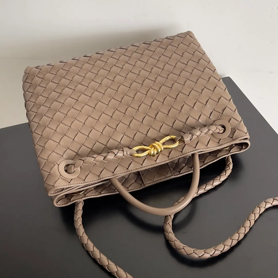 The 2023 new Andiamo batch of 2260 BV has been shipped‼ ️Really popular🔥The new Andiamo woven handbag launched by Bottega Veneta this season is really popular all over the world! ! Celebrities at home and abroad have worn it, and Oscar-winning actress Michelle Yeoh has taken it out on the street. Song Jia, Trai Yara, Yu Feihong, Sanji Ayaka, Rosie Hunting-Whiteley, Yoshioka Riho, etc. have all picked up this bag. It is classic and versatile, showing off its temperament, and the bag capacity is also large, which is very convenient for daily commuting! ! A variety of carrying methods, the shoulder straps can be adjusted by yourself, the original lambskin feels soft and delicate, and the unisex style breaks the gender boundaries and brings a more practical and long-lasting use experience. Andiamo, which has both elegant and casual styles, perfectly interprets the true appearance of "fashionable old money style". Style number: 743572 Size: 32*24*12